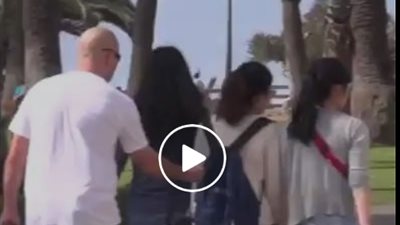 بالفيديو.. شاب ينفذ مقلبا مرعبا بالفتيات في الشارع