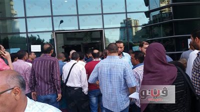 بالصور.. تزاحم المواطنين بسبب تعطل سيستم بنك الإسكان فرع المهندسين