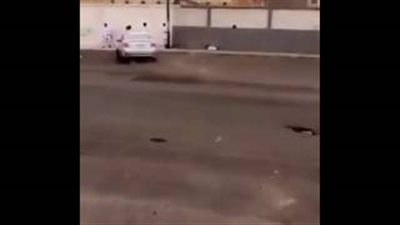 بالفيديو.. شاب سعودي متهور كاد أن يتسبب في حادث مروع