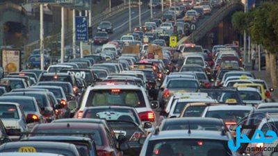 توقف حركة المرور بالأوتوستراد لاصطدام سيارة بالحاجز الخرساني