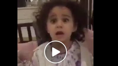 بالفيديو.. رد فعل طفلة سافر والدها وتركها مع والدتها