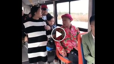 بالفيديو.. رد فعل رجل اكتشف خداع امرأة حامل داخل حافلة