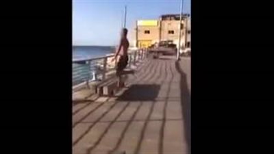 بالفيديو.. سقوط مؤلم لشاب أثناء استعراض مهاراته في القفز
