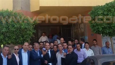 وقفة لمحامين بمحكمة طوخ اعتراضا على حبس زميلهم