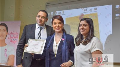 بالصور.. تكريم مادلين طبر بمستشفى بهية لسرطان الثدي