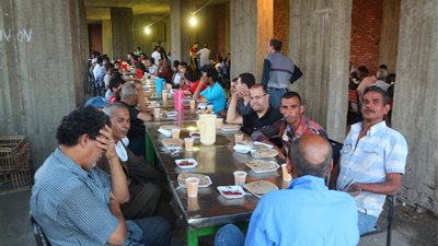 بالصور.. المئات يتناولون إفطار اليوم الـ 13 من رمضان بالوراق