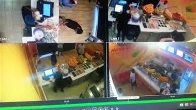 شاهد.. ماذا فعل زبون بعامل تأخر في إحضار طعامه