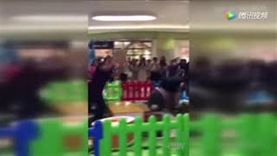 بالفيديو.. خناقة بين مجموعة رجال داخل مول أمام أطفالهم