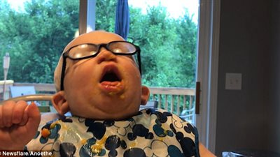 بالفيديو والصور.. رد فعل طفل يتناول طعام جديد لأول مرة