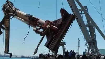 بالصور.. فريق إنقاذ قناة السويس ينجح في انتشال حفار الكراكة «مكة»