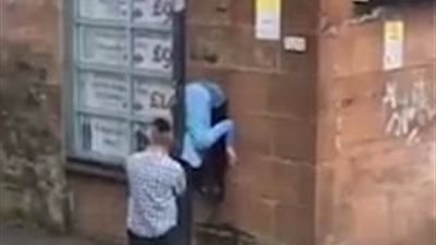 بالفيديو.. فتاة مخمورة علقت خلف عمود تثير ضجة على مواقع التواصل