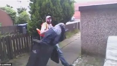 بالفيديو والصور.. مقلب مجموعة شباب يثير غضب عامل نظافة