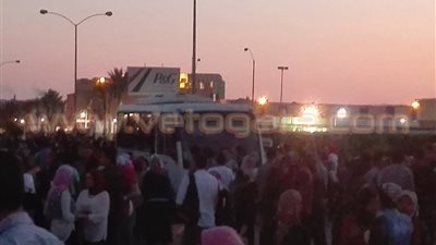 بالصور.. توافد عشرات الطلاب لحضور حفل «حماقي» بالجامعة الكندية