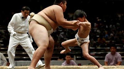 بالصور.. أطفال يتنافسون في مصارعة السومو