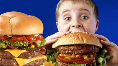 طبيب أطفال يكشف قائمة بالأطعمة الخطيرة على الأطفال