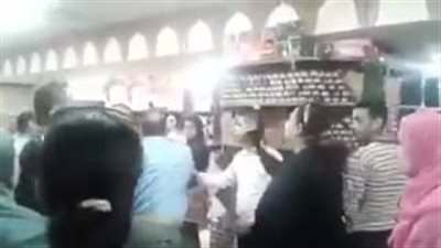 بالفيديو.. «خناقة» على السكر بين سيدات وموظفي فتح الله