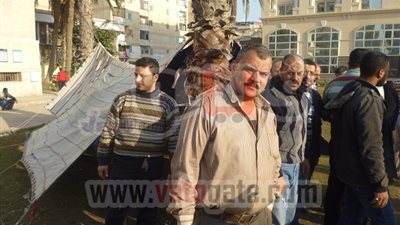 سائقو الملاكى بدمنهور يواصلون اعتصامهم  أمام مبنى المحافظة