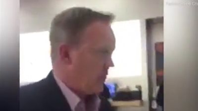 بالفيديو.. هندية تستفز السكرتير الصحفي للبيت الأبيض خلال تسوقه في متجر