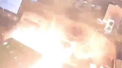 بالفيديو والصور.. لحظة انفجار هاتف آي فون في يد عامل