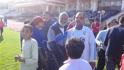 بالصور.. مختار مختار يلتقط صورا تذكارية مع متحدي الإعاقة بالإسكندرية