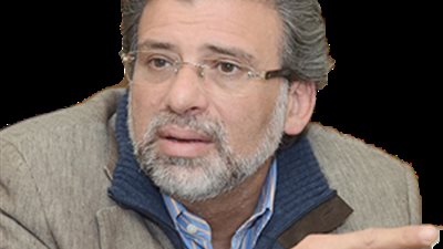 المخرج خالد يوسف: قرارات الحكومة «الغبية» رسالة للشعب «عشان تحرموا تعملوا ثورات تاني»