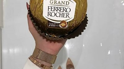 بالصور.. امرأة تشعل «فيس بوك» بعرض هدايا زوجها لها