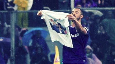 لاعب فيورنتينا يرفع قميص الراحل «استوري» بعد هدفه في بينفينتو