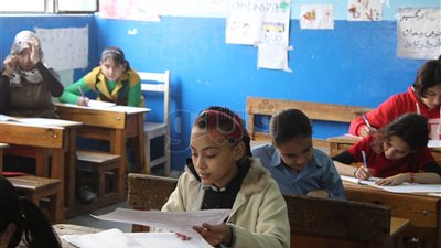 وزارة التعليم راسبة في منع الغياب الجماعي.. حضور المدرسين وغياب الطلاب ظاهرة مصرية.. تطبيق الكارت الذكي بمدارس دمياط لإجبار التلاميذ على الحضور.. فشل تجربة درجات السلوك