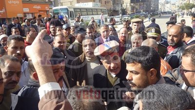 بالفيديو والصور.. سائقو التاكسى بدمنهور يعتصمون ويشلّون الحركة بشوارع المدينة