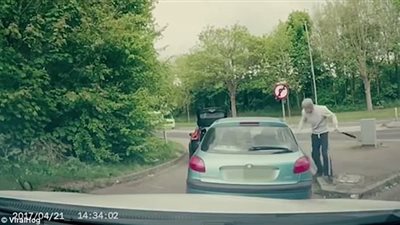 بالفيديو.. رجلان يقعان في شر أعمالهما بعد مهاجمة سائق