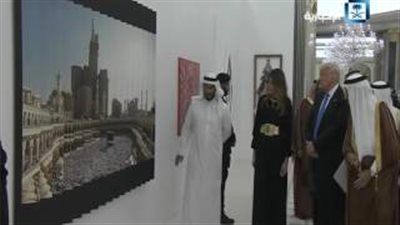 بالفيديو.. انبهار ترامب وميلانيا بالمنظر المهيب للكعبة