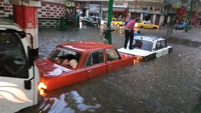 بالصور.. مياه الأمطار تغطي السيارات في أسيوط