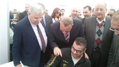 بالصور.. محافظ الجيزة يتفقد مقار الشركات بالملتقى التوظيفي