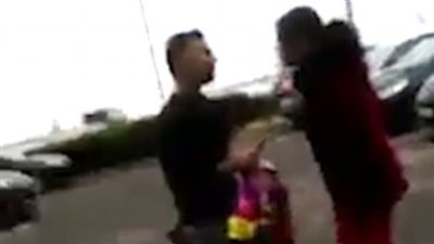 امرأة تمسك بزوجها الخائن بمساعدة والدتها (فيديو وصور)