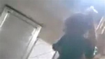 امرأة تحمل ابنتها من شعرها متهماها بالسرقة (فيديو وصور)