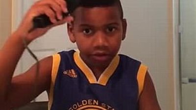 رد فعل صبي حلق شعره عن طريق الخطأ (فيديو وصور)