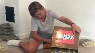 صبي يبني ساعة بيج بن بـ6000 قطعة «ليجو» (فيديو)