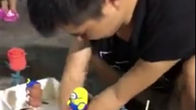 شاب فقد يديه يبهر المارة بتماثيل من الصلصال (فيديو)