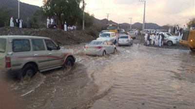 مصرع شخص وإصابة 5 في انقلاب سيارة لسقوط الأمطار برأس غارب