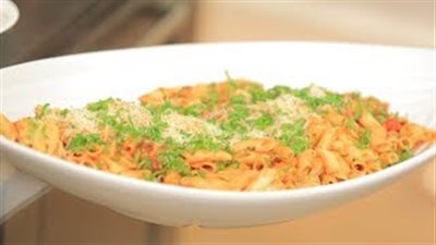 بالفيديو.. طريقة عمل مكرونة أرابياتا