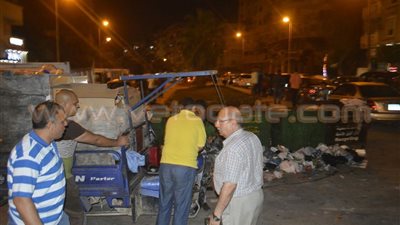 بالصور.. حملة ليلية لحي العجمي لإزالة الإشغالات