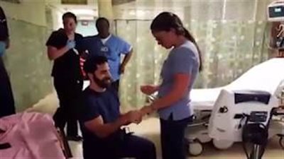 بالفيديو والصور.. شاب يؤدي مشهدا تمثيليا لمفاجأة حبيبته الممرضة