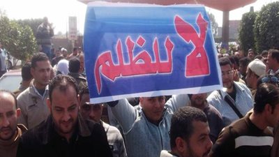 وقفة احتجاجية لموظفى المهن الرياضية أمام الوزارة