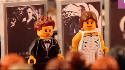 بالفيديو.. شاب يطلب يد فتاة بطريقة غريبة