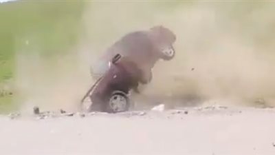 بالفيديو.. العناية الإلهية تنقذ رجلا من الموت بعد حادث مروع