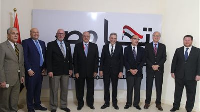 حملة السيسي تستقبل 11 سفيرا عربيا.. محمود كارم يستعرض خطة للتواصل مع المصريين بالخارج...يؤكد على احترام القانون والدستور.. ودرع يحمل صورة الرئيس إهداء لهم