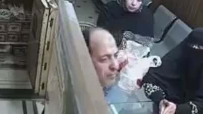 بالفيديو.. 3 نساء يسرقن خزينة مصوغات ذهبية أمام البائع