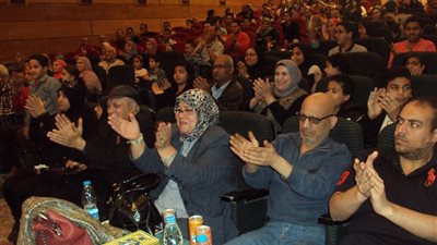 عرض «أصل وعفريت» بحضور عائلة سامح فتحي بالمنيا (صور)