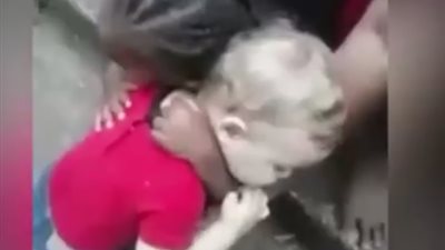 بالفيديو.. طفلان يرفضان التوقف عن العناق