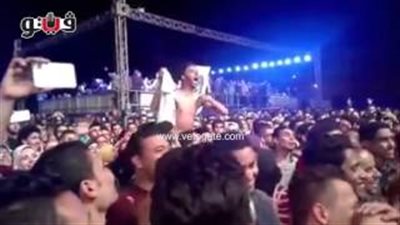 بالفيديو.. «حماقي» لفتاة بجامعة الأهرام الكندية: «علي بيحبك يا سلمى»